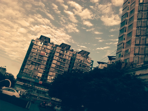 散漫的云朵和住宅建筑