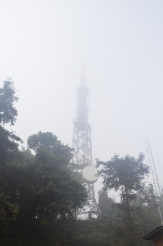 浓雾笼罩下的电视基站发射塔