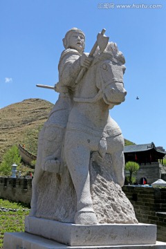 杨延德塑像