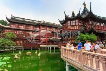 上海豫园商城九曲桥湖心亭