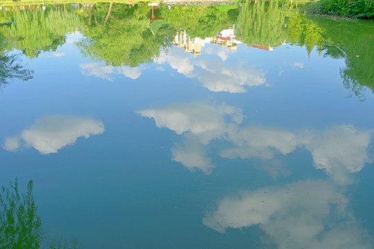 池塘倒影蓝天白云倒影TIF图