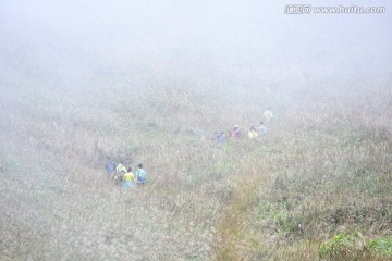 大雾中穿越山野