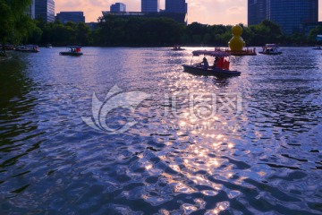 夕阳下波光粼粼的银锄湖