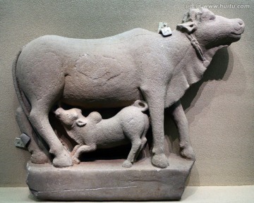 印度石雕母牛和小牛像