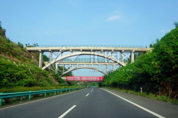 横跨高速公路的桥梁