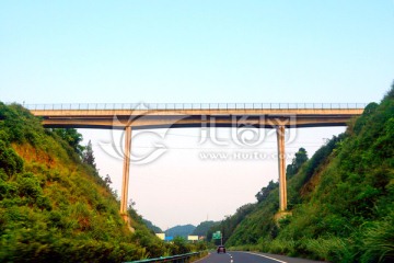 横跨高速公路的桥梁公路桥