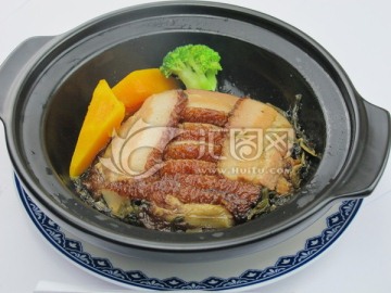 西柏坡的土猪肉蒸雪菜
