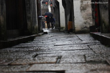 古镇雨后的石板路面