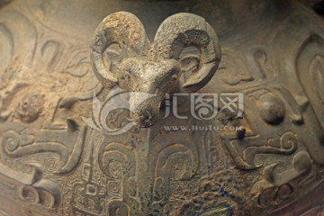 西周盘龙盖兽面纹铜罍 羊首特写
