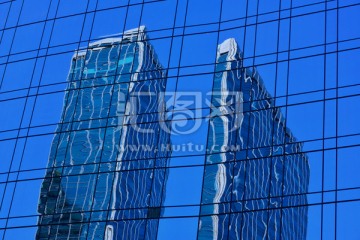 蓝色玻璃幕墙及建筑物投影
