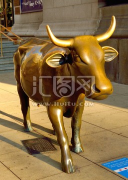 街头铜牛雕塑