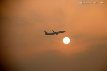 夕阳红下的飞机