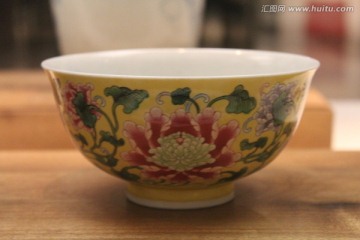 黄地珐琅彩花卉纹碗