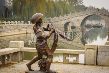 雕塑 撒网 大运河