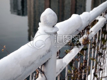 栏杆 积雪