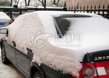 积雪覆盖的汽车