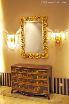 古色古香的橱柜 镜子 灯饰