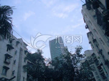 建筑环绕的蓝色天空