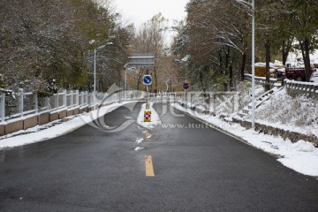 雪后柏油路