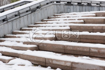 被雪覆盖的台阶