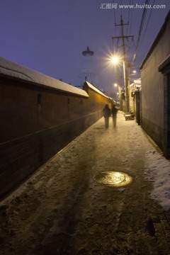 雪夜中的北京白塔寺胡同