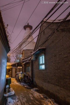 雪夜中的北京白塔寺胡同
