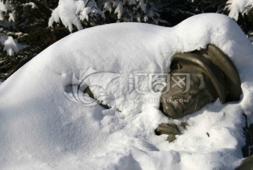 雪卧的塑像