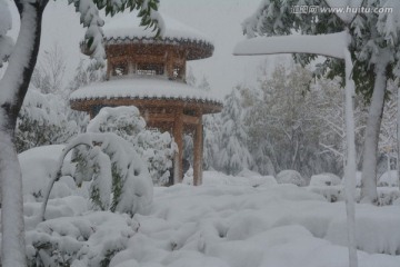 暴雪中的亭阁