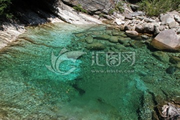 山间碧水