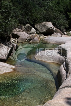 山间碧水