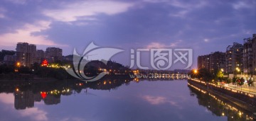 新津沿河夜景