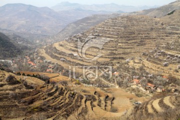丘陵 小山村