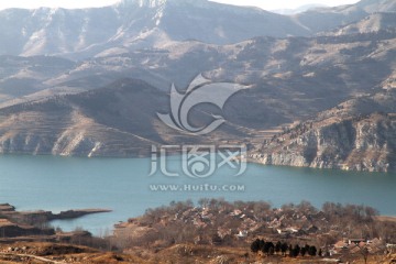 水库 边的小山村