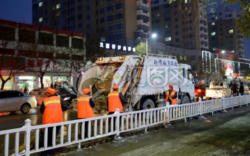 清扫积雪 城市环卫工