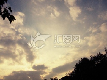 仰视天空 环绕的云朵