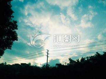 翱翔的云朵和电线杆