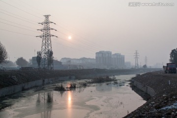 污染的河流与天空