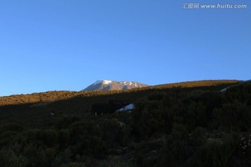 远眺乞力马扎罗雪山山顶