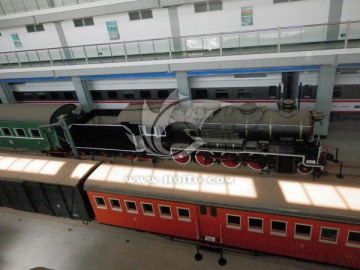 米轨蒸汽机车和 吋轨客车车厢