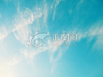 飞矢般的白云 天空背景