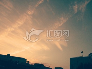 云朵像利箭 流线黄昏天空
