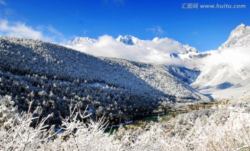 雪山间的溪流