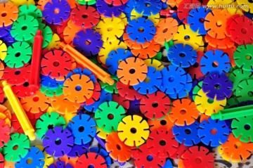 一堆彩色插片玩具