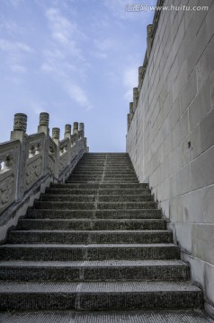 石头阶梯与护栏