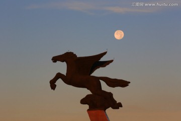 月亮下的飞马雕塑
