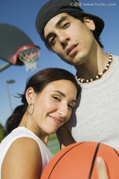 篮球场上的情侣。