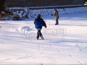 玩雪孩子 雪地