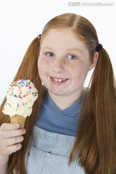 超重女孩拿着冰淇淋锥