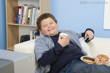 肥胖男孩吃甜甜圈