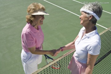 打网球的老年人
